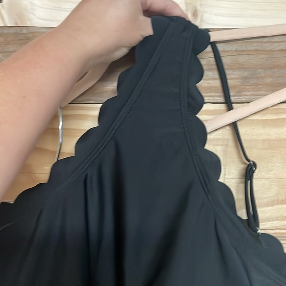 Size XL Black One-Shoulder Scalloped Tankini Top with Adjustable Strap - Picture 3 of 6
